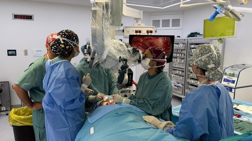 Una cirugía pionera en Europa busca frenar el alzhéimer en f