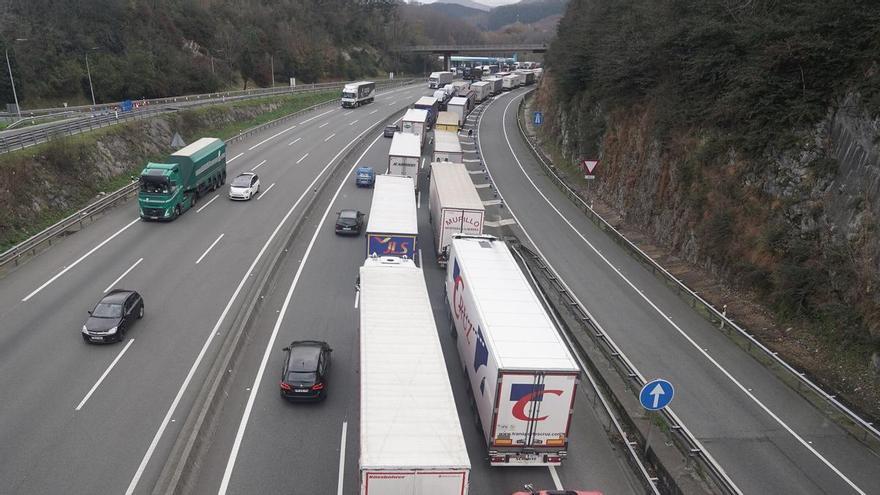 Tercer día de atasco en Biriatu: 3 kilómetros de retención