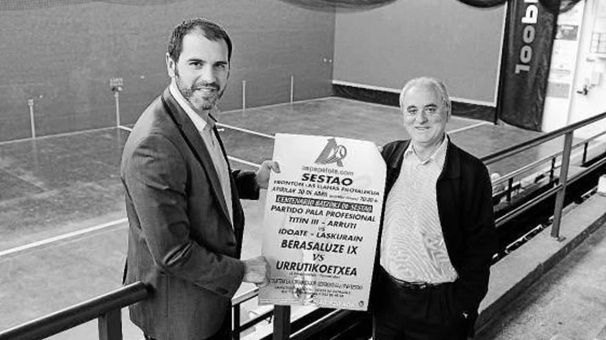 Josu Bergara y Martxi con el cartel anunciador del Torneo de Pelota.