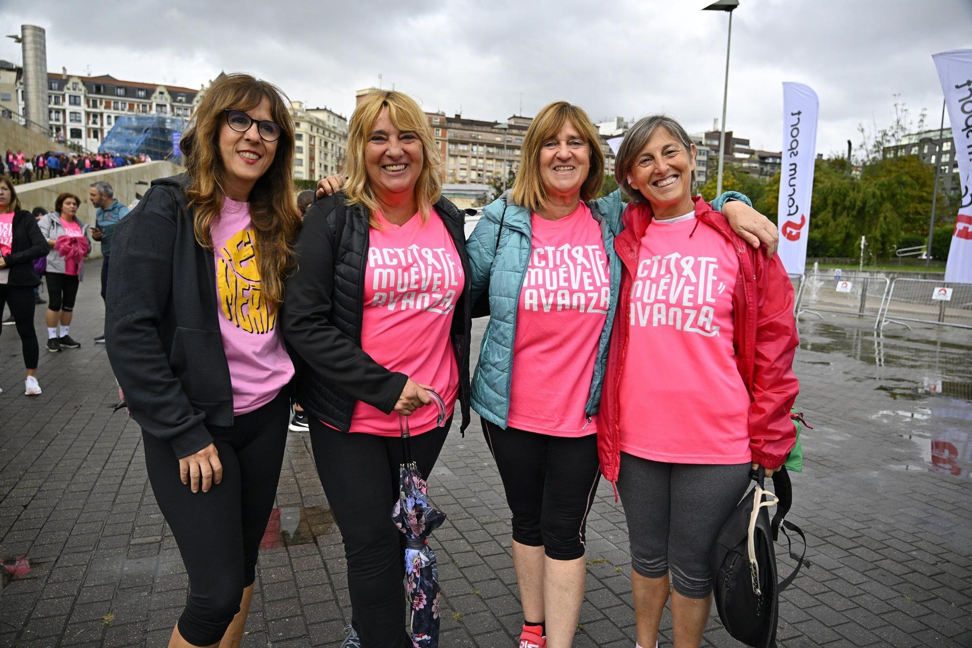 En imágenes: los paraguas tiñen la marea rosa de Bilbao