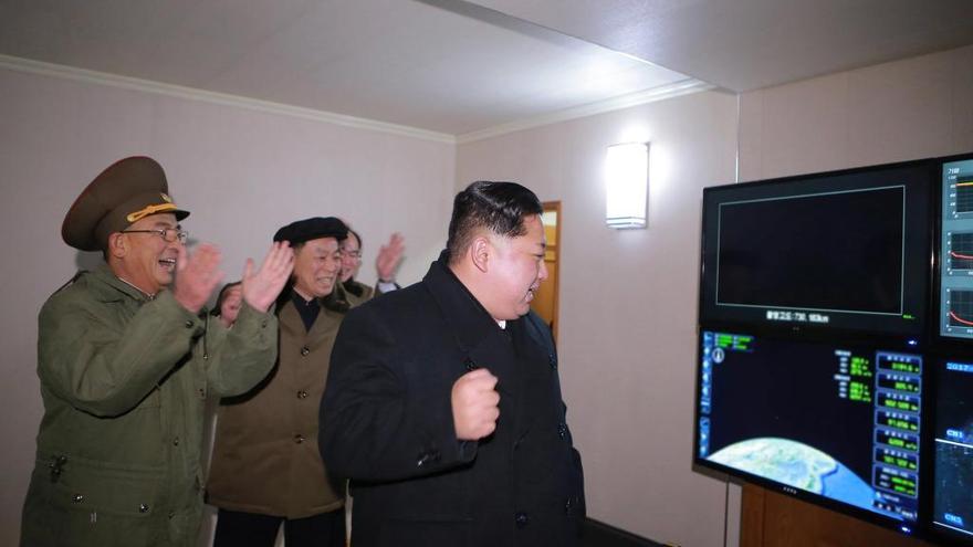 Kim Jong-un durante el lanzamiento de un misil anterior