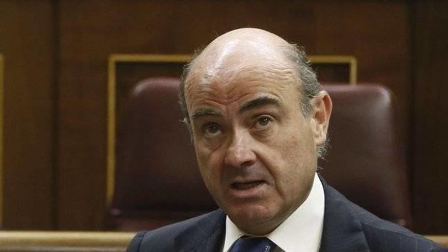 De Guindos alerta de que &quot;la independencia catalana implicaría la salida del euro&quot;