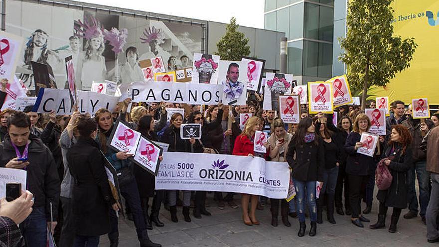 Trabajadores de Orizonia durante la concentración que han protagonizado ante la sede de la empresa a las puertas de la sede ubicada en el Parc Bit de Palma.
