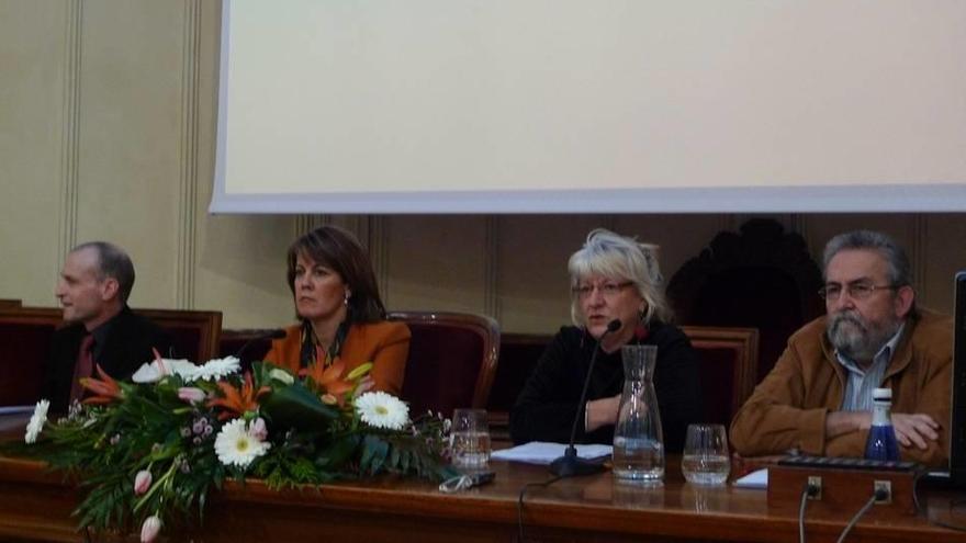 Entrega del Premio Socieadad y Valores Humanos a IPES. De i. a d.: Mikel Olazarán, Presidenta Barcina, Silvia Fernández y Javier Aísa.
