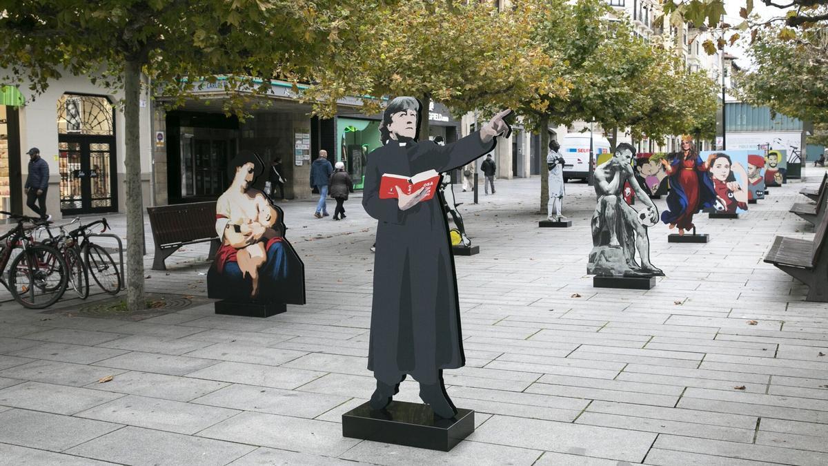 Otra imagen de la muestra en Carlos III, con imágenes de distintas personalidades navarras.