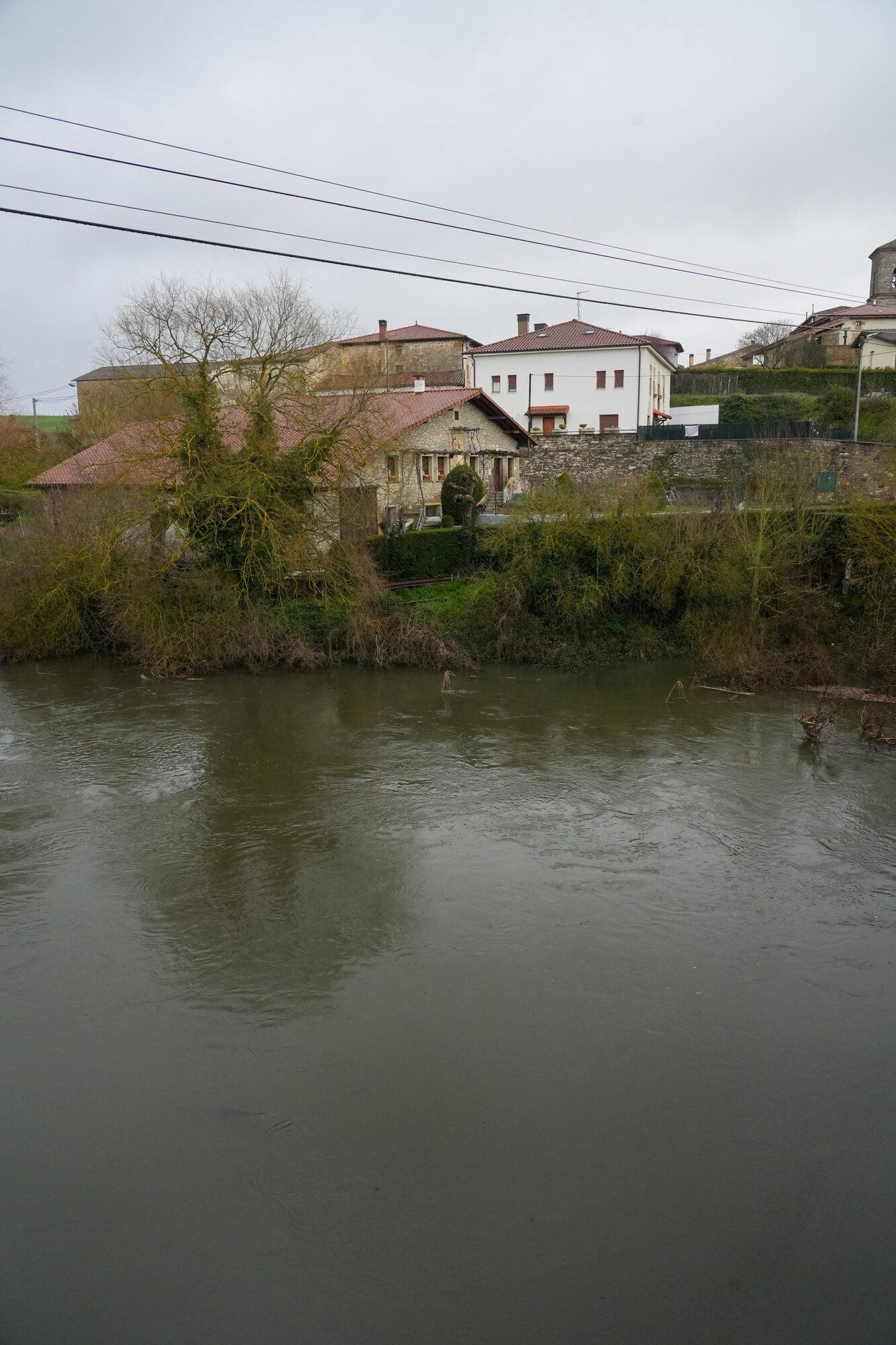 Desembalse en el pantano de Ullibarri-Gamboa