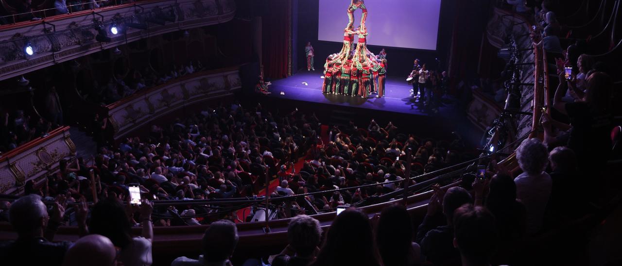 En imágenes: Las asociaciones de víctimas de la dana llenan un teatro de música y poesía para homenajear a sus fallecidos