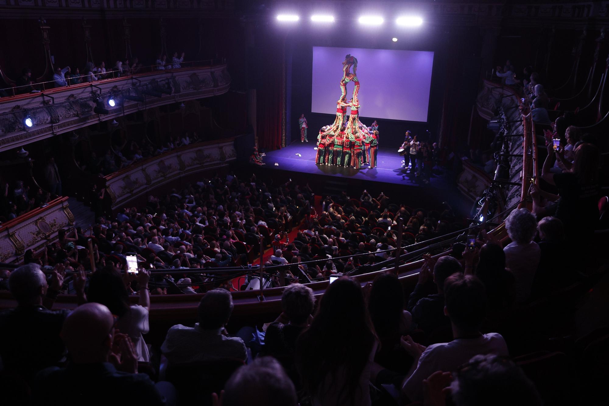 Las asociaciones de víctimas de la dana llenan un teatro de música y poesía para homenajear a sus fallecidos