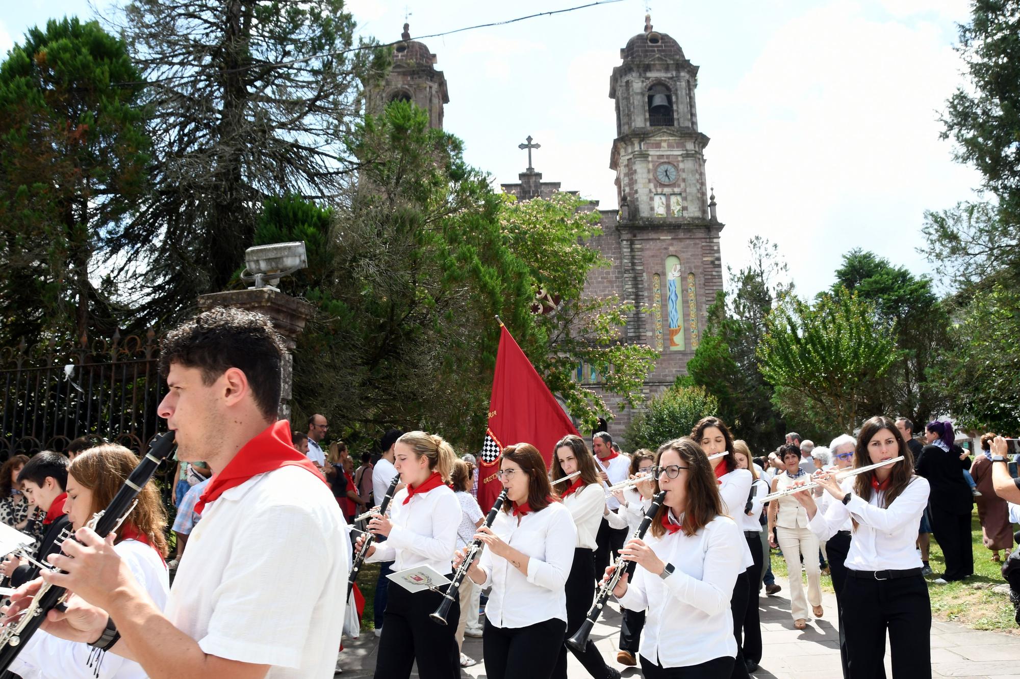 Elizondo celebra su día grande con bailes de gigantes y mutildantzak