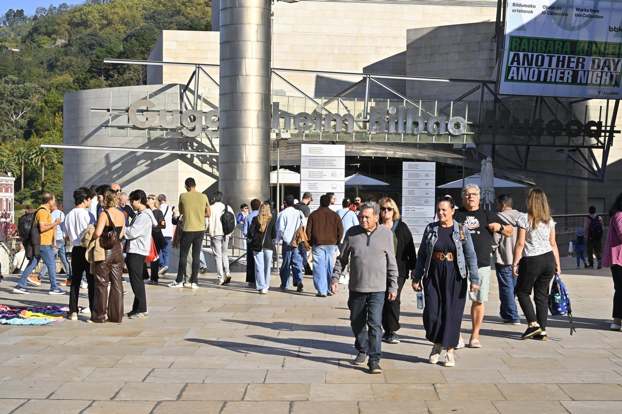 El Museo Guggenheim acoge a miles de visitantes en su 28º cumpleaños