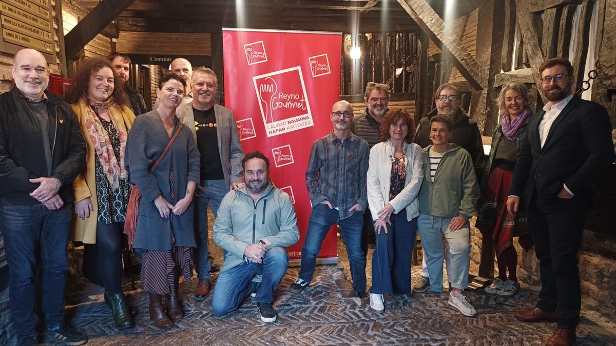 Joseba Beitia, coordinador de Reyno Gourmet (a la derecha del &#039;roll up&#039; de Reyno Gourmet); junto a los representantes de medios de comunicación y  del sector hostelero y comercial de Vitoria-Gasteiz.