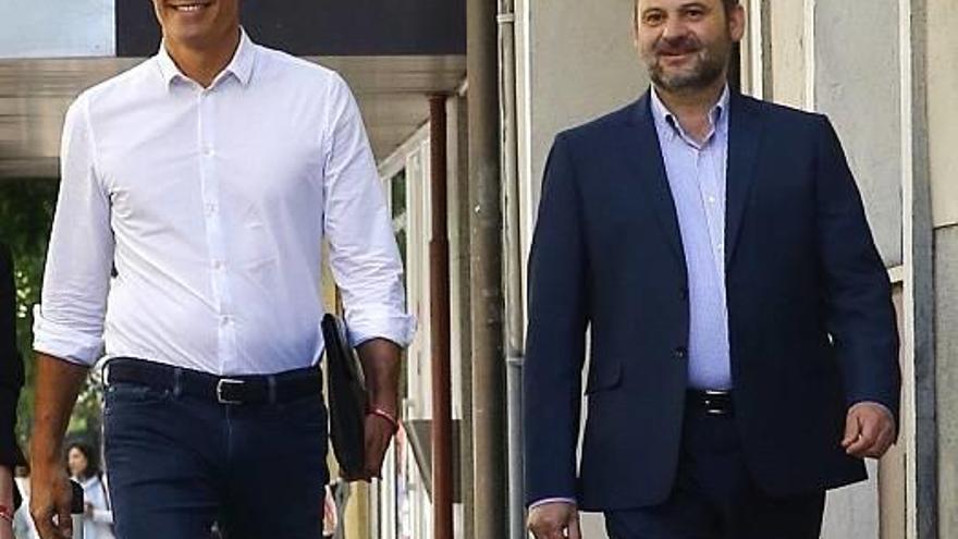 Pedro Sánchez (c), reelegido en primarias como secretario general del PSOE, acompañado por  José Luis Ábalos, a su llegada esta mañana a la sede del partido.