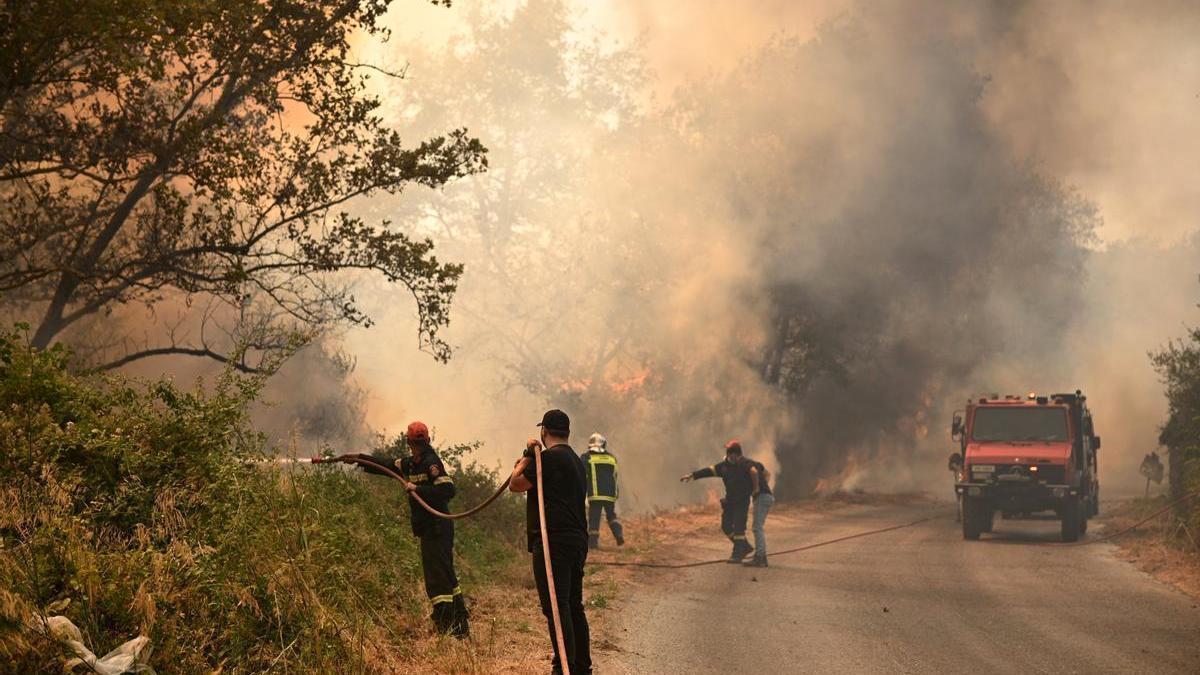 Los bomberos tratan de extinguir un incendio en el Peloponeso.