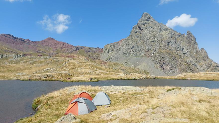 Aragón prohíbe el baño y limita la acampada en verano en los ibones de Anayet