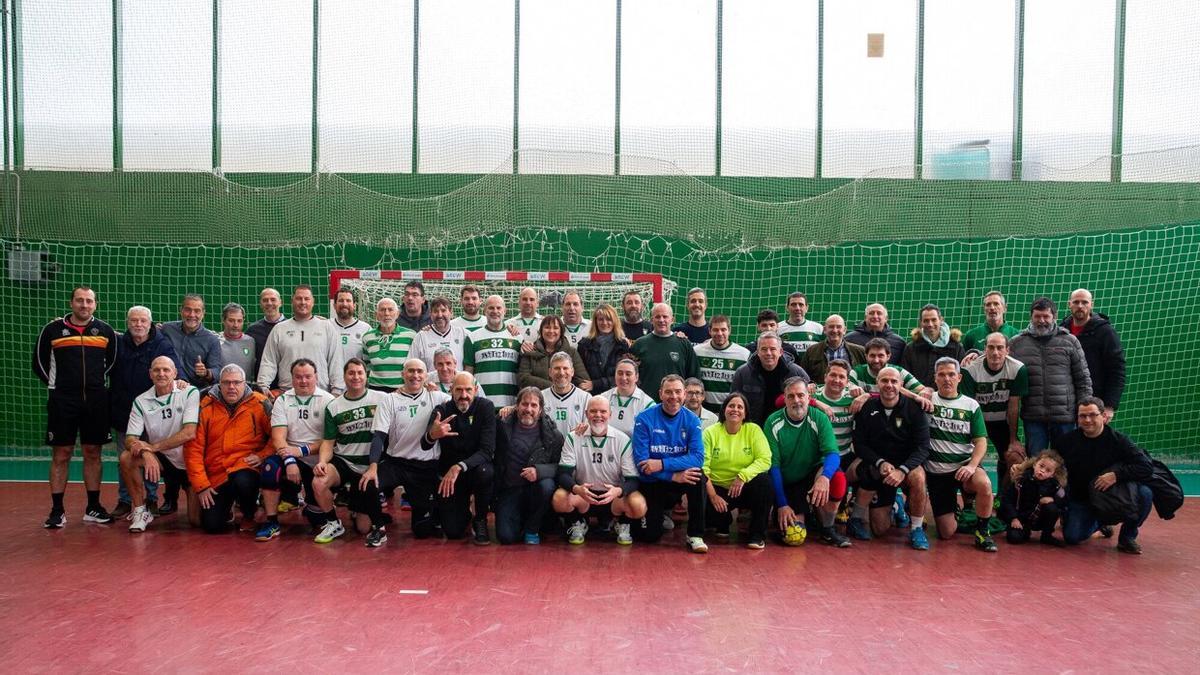 Los equipos de Anaitazarra y Betizarra, junto con más asistentes al homenaje, posando en Anaitasuna antes del partido.