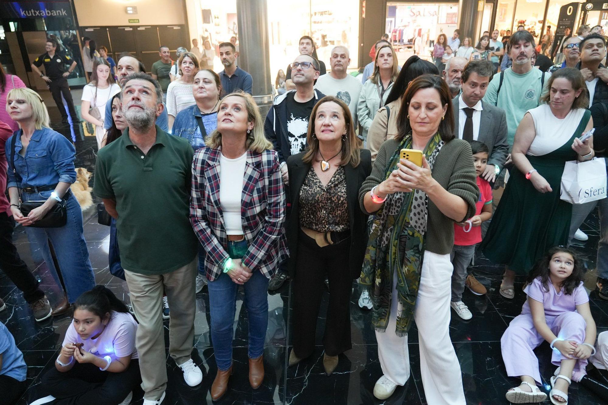 La alcaldesa de Barakaldo, Amaia del Campo, disfrutó de estreno del espectáculo.