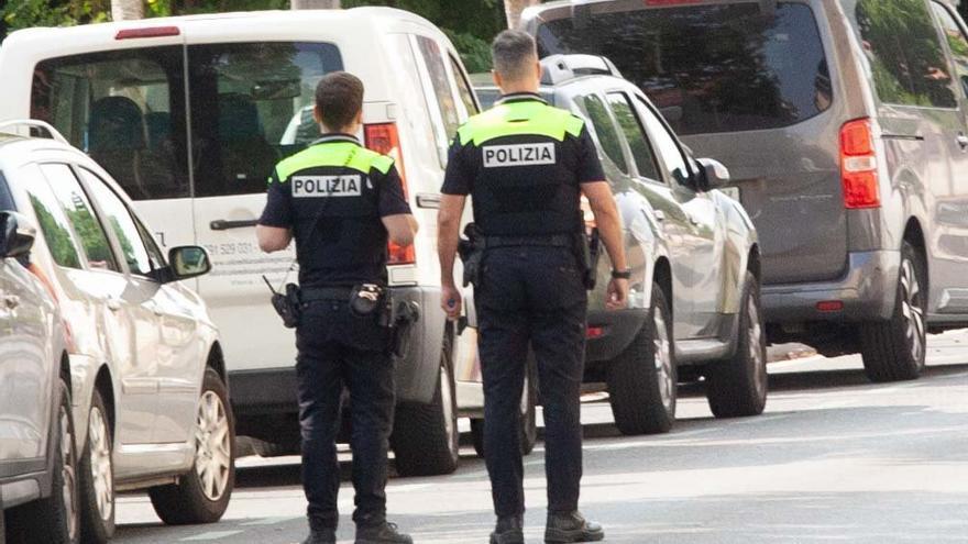 Choca contra una farola tras perder el control del coche en Portal de Zurbano
