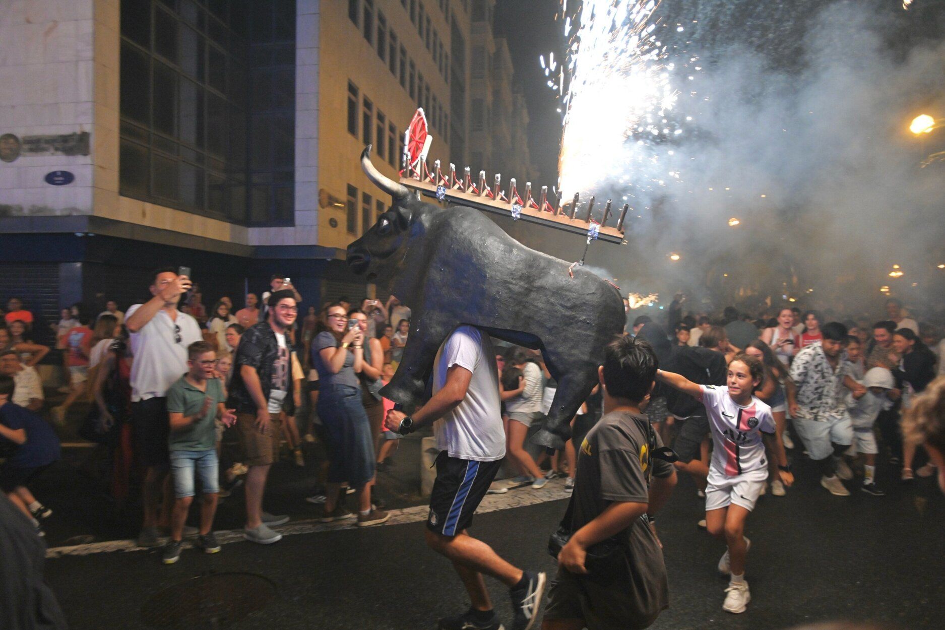 Los toros de fuego llenan de luz y color la noche de Donostia
