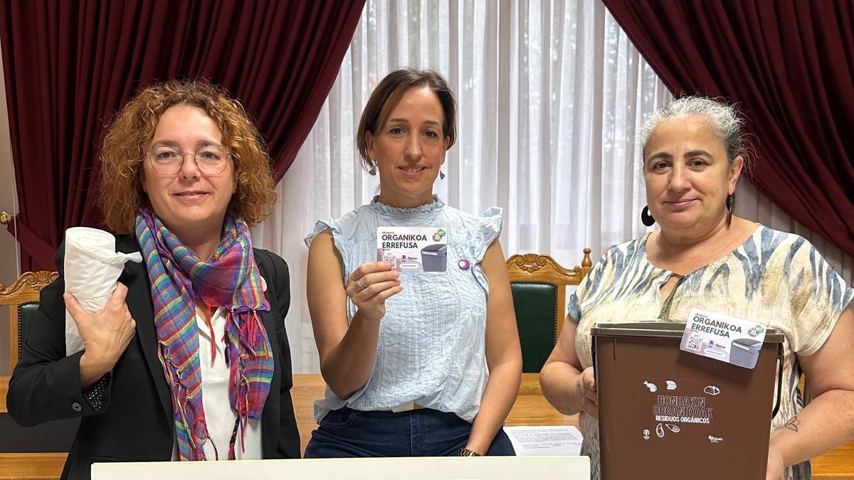 Responsables municipales durante la presentación de la nueva campaña de reciclaje de Urduliz.