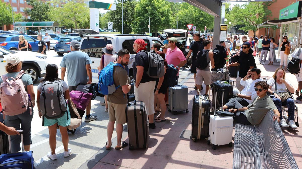 Llegada de turistas a la estación de tren de Pamplona.
