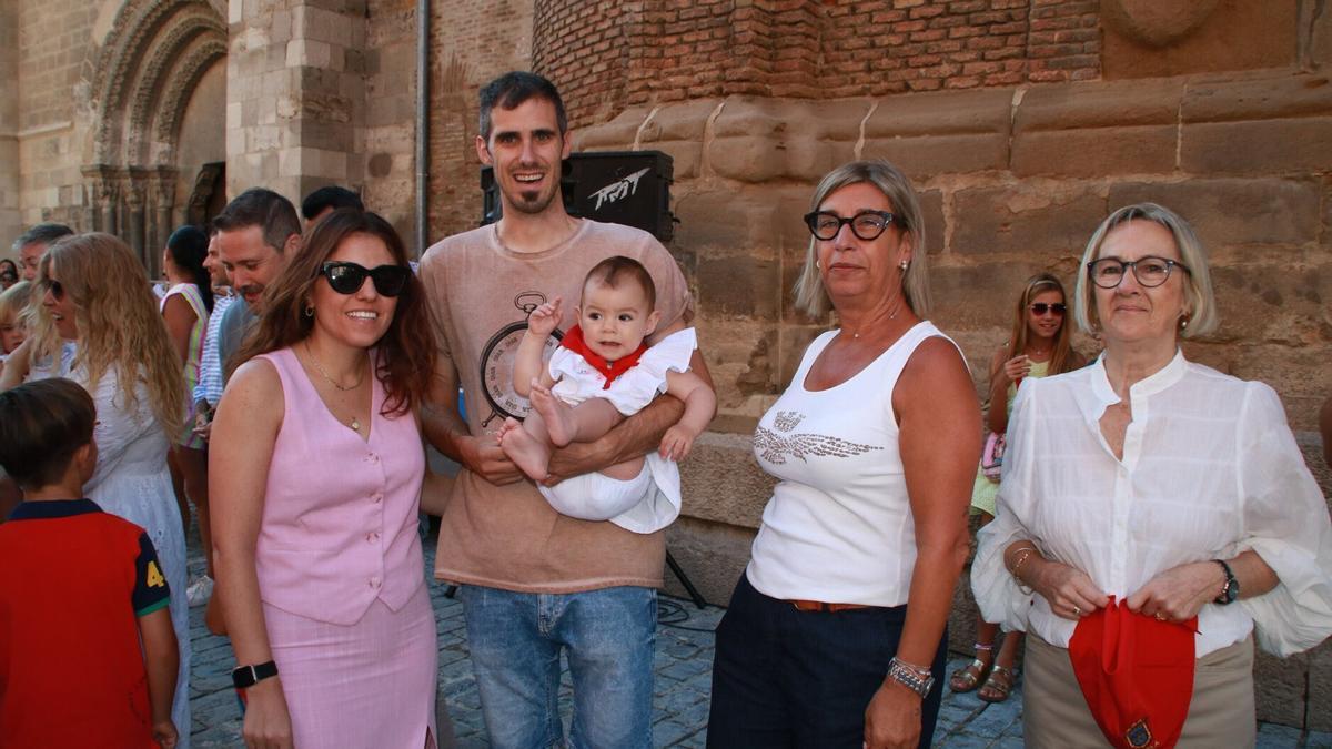 Una de las familias que recibieron el pañuelo.