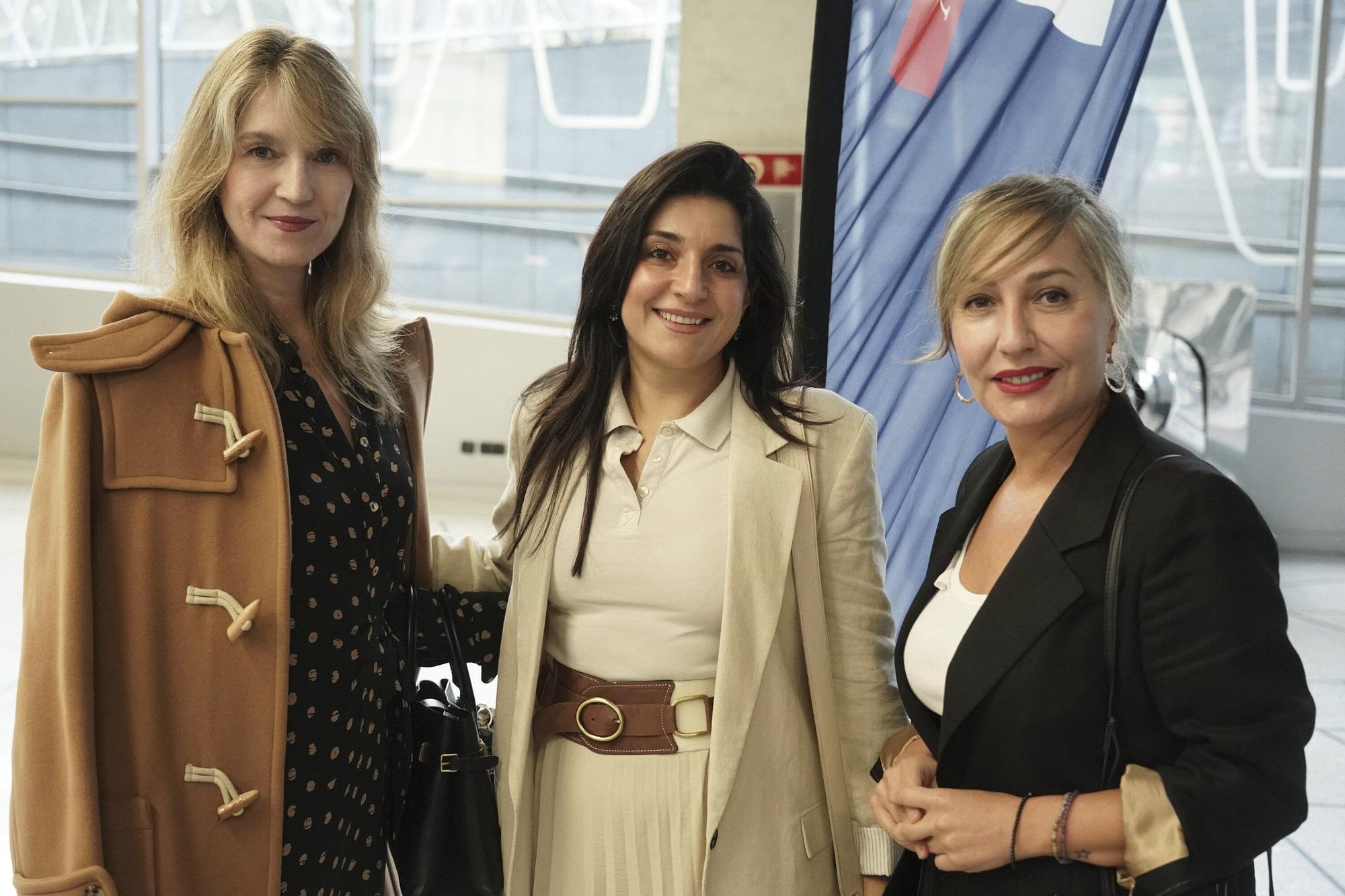 Klara González, Ana Palacio y Amelia Sancho en el hall del palacio.