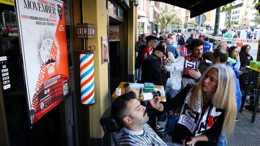 Cortes de bigote, risas y emoción rojiblanca: el bar Campeones vive su jornada Movember en Bilbao