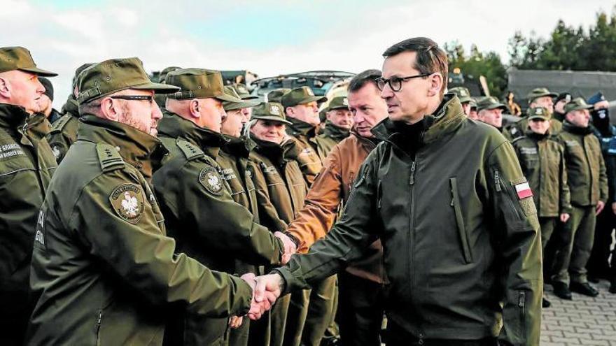 El primer ministro polaco, Mateusz Morawiecki, visita a las tropas desplazadas en la frontera con Bielorrusia. Foto: Efe