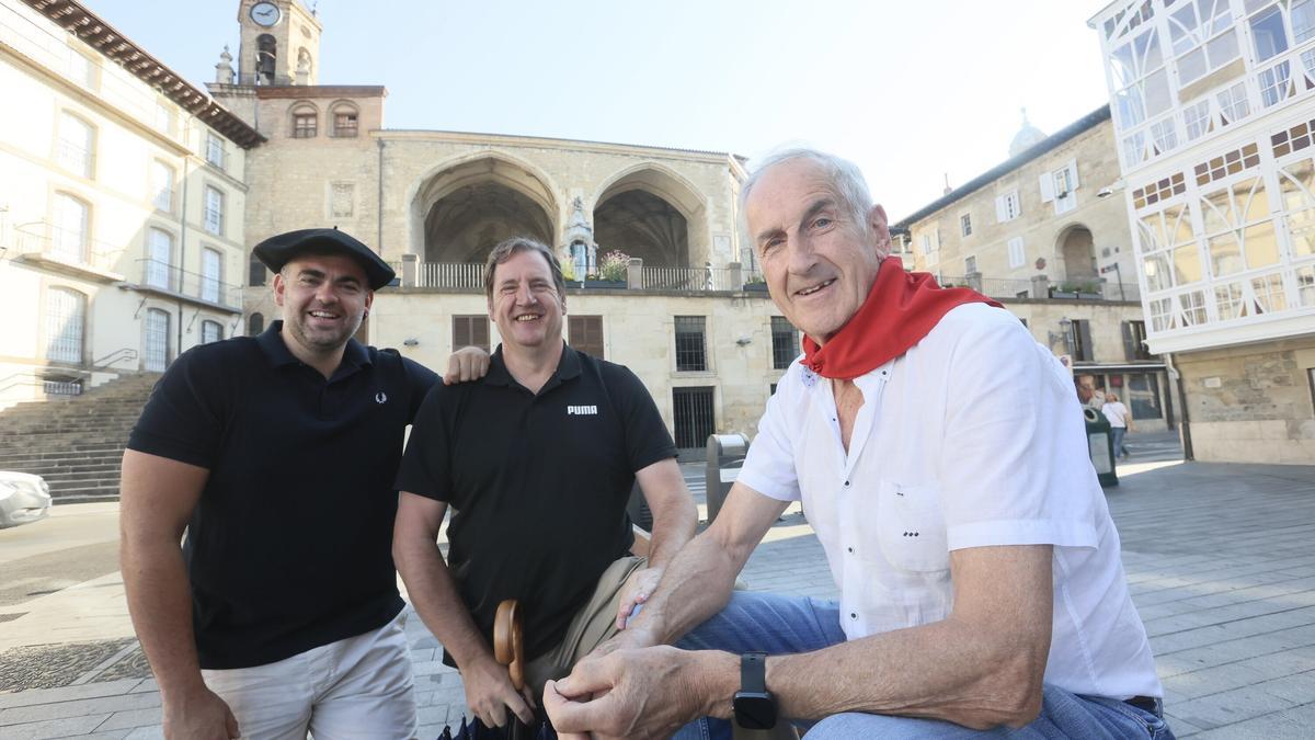 Los tres celedones en la plaza de la Virgen Blanca
