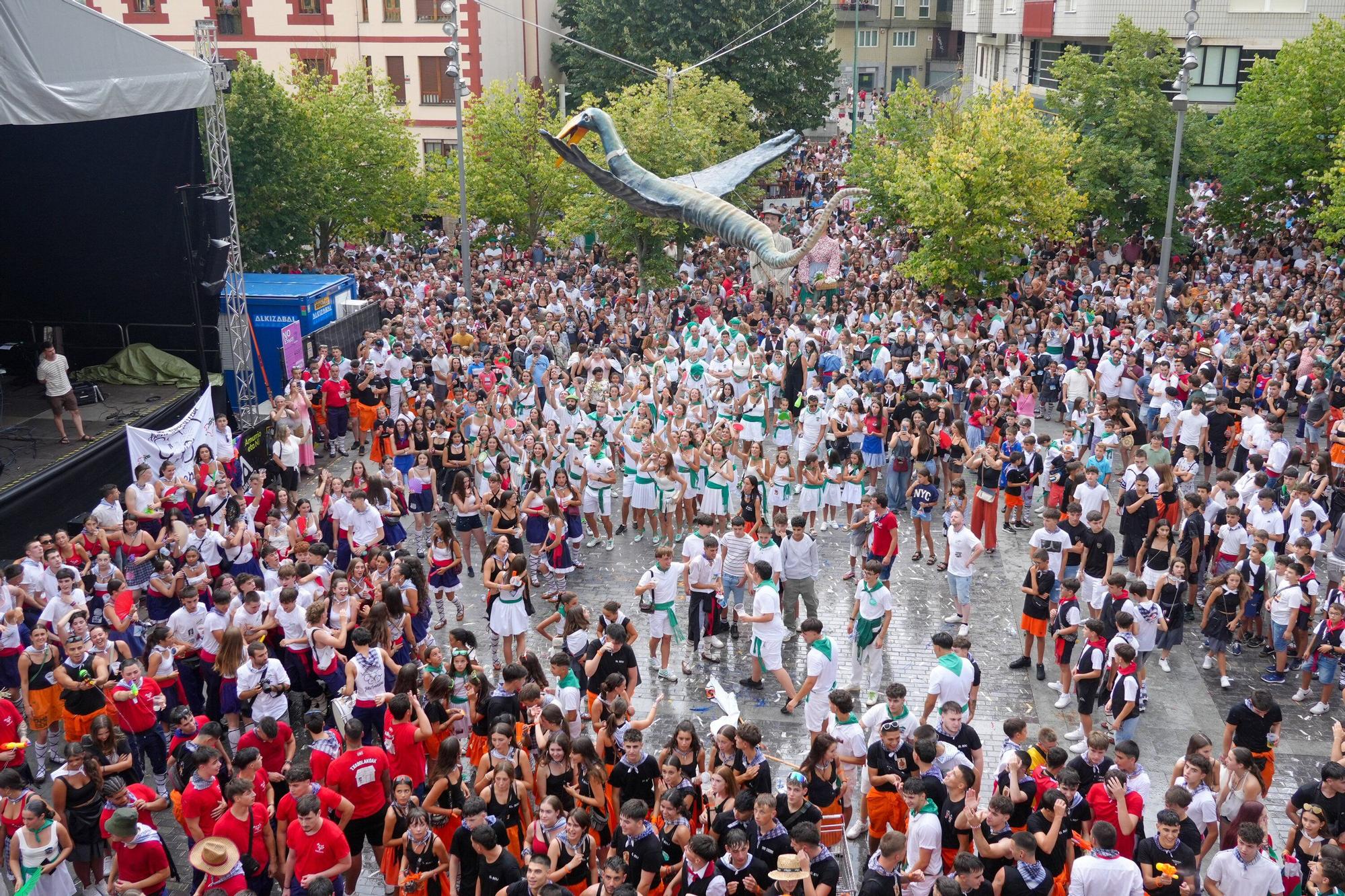 En imágenes: La bajada de Iguarrako enciende la fiesta en Amurrio