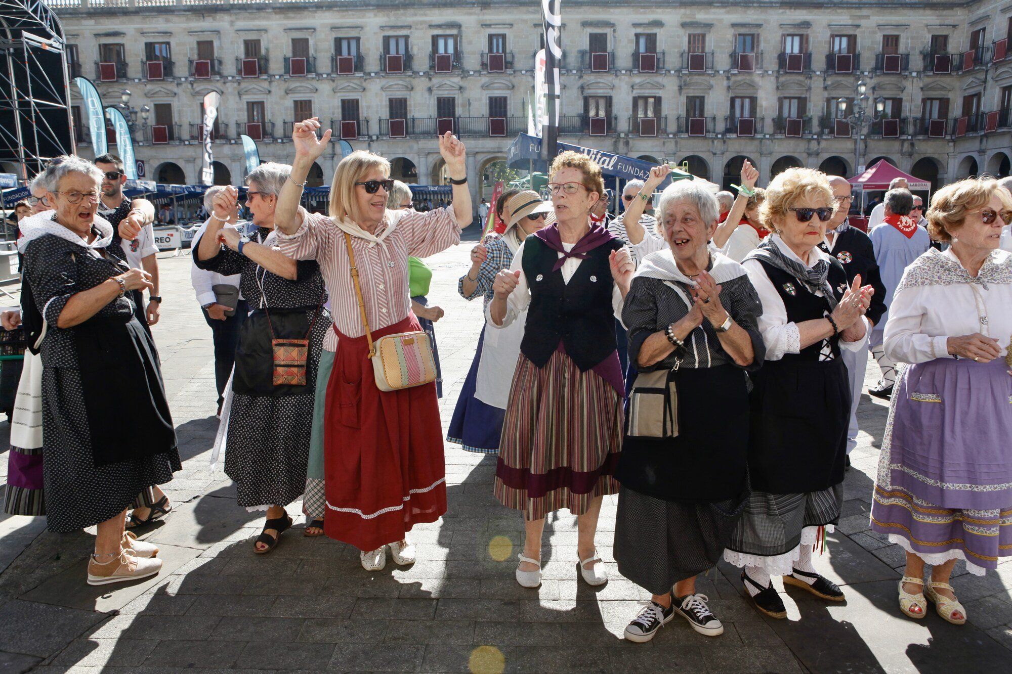 Los blusas y neskas veteranos ya disfrutan de su día en La Blanca