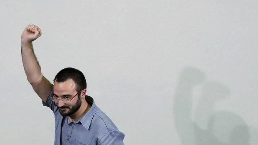 Los parlamentarios de la CUP Botrán y Garriga, tras la firma.