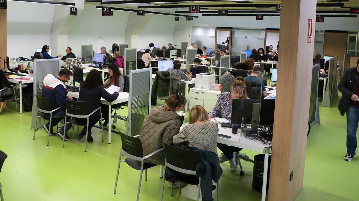 Contribuyentes realizan su declaración de la renta.