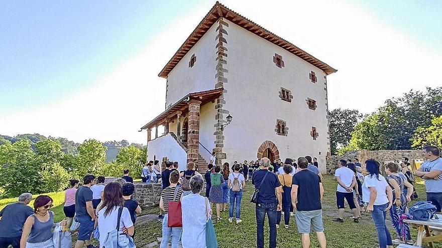 Los más curiosos no quisieron perderse la presentación de la torre Dorrea.