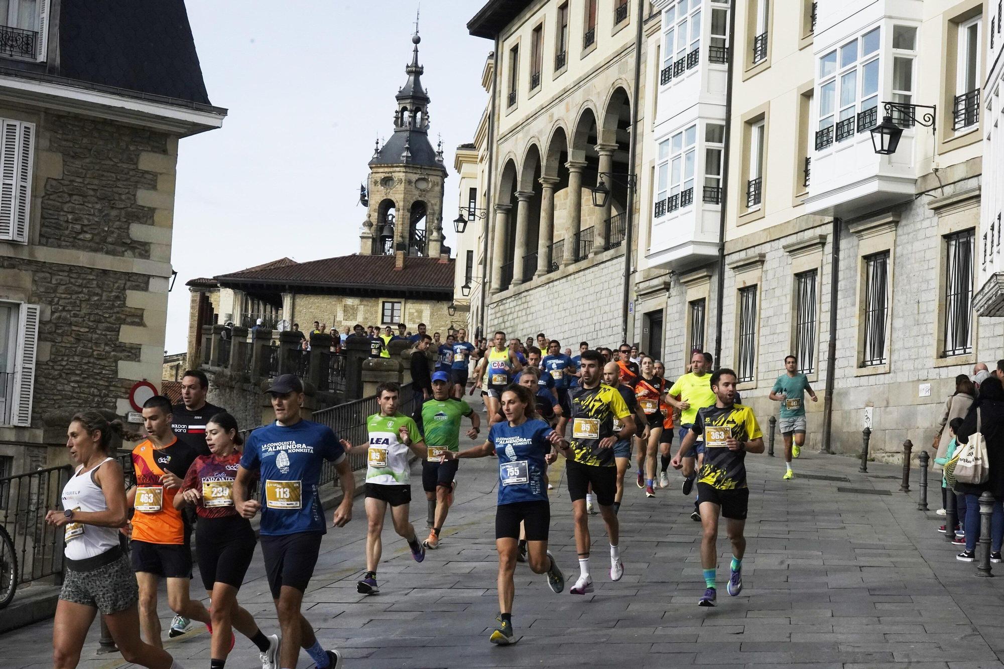 En imágenes: Miles de personas conquistan la Almendra de Gasteiz