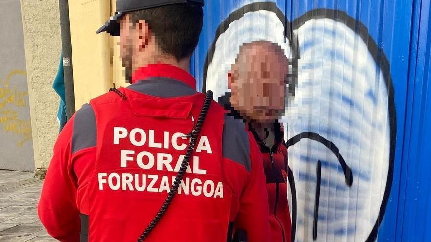 Detenido en Burlada por tráfico de drogas tras ser sorprendido con una réplica de revólver en una cafetería