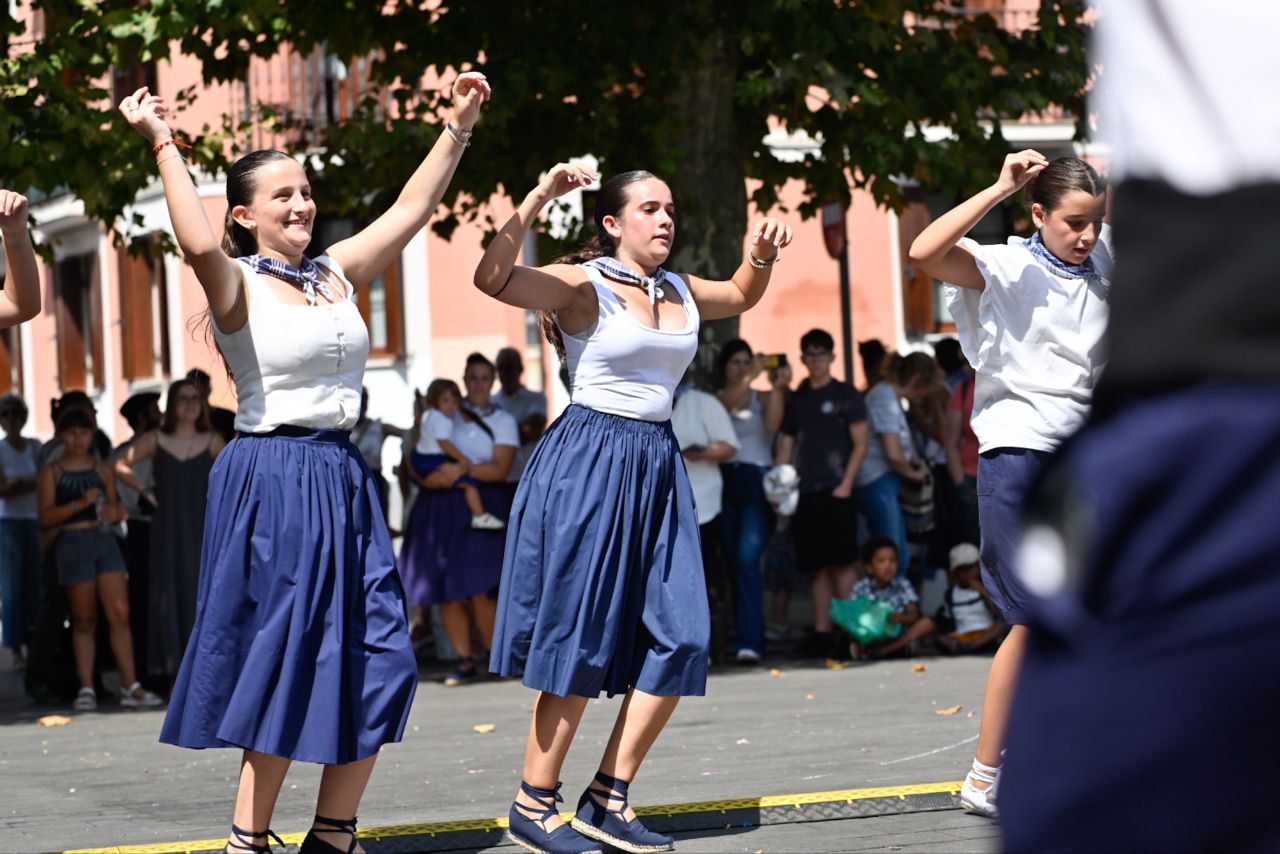 Gran ambiente en el desfile de la Euskal Jira de Irun