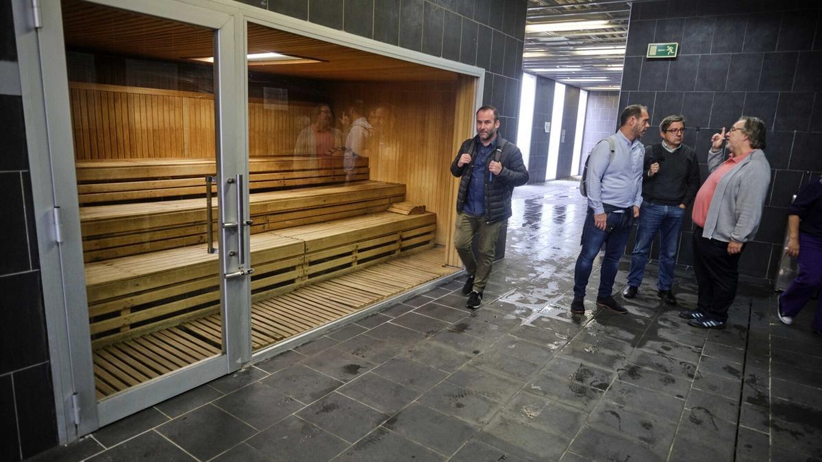 Los concejales, frente a la sauna de la instalación.