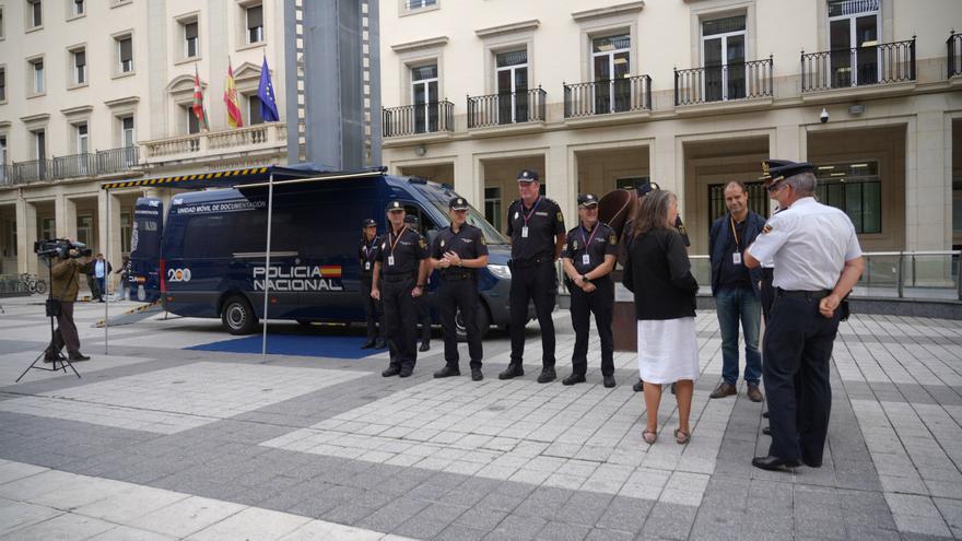 En imágenes: así es la furgoneta que recorrerá Álava para tramitar el DNI