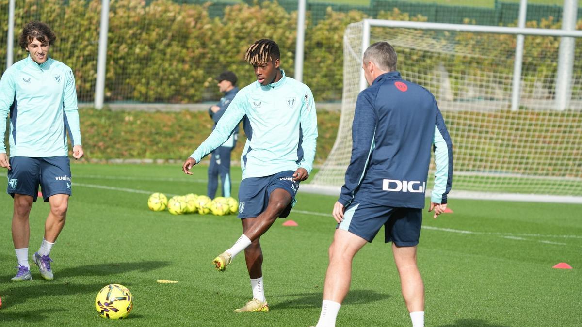 Nico Williams entrena con normalidad junto a sus compañeros en Lezama.