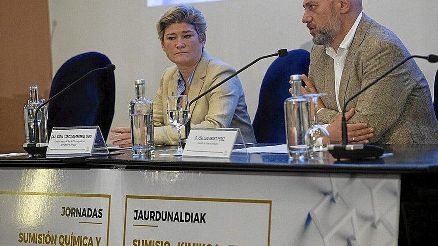 La edil García-Barberena y el delegado José Luis Arasti, ayer en el Colegio de Médicos.