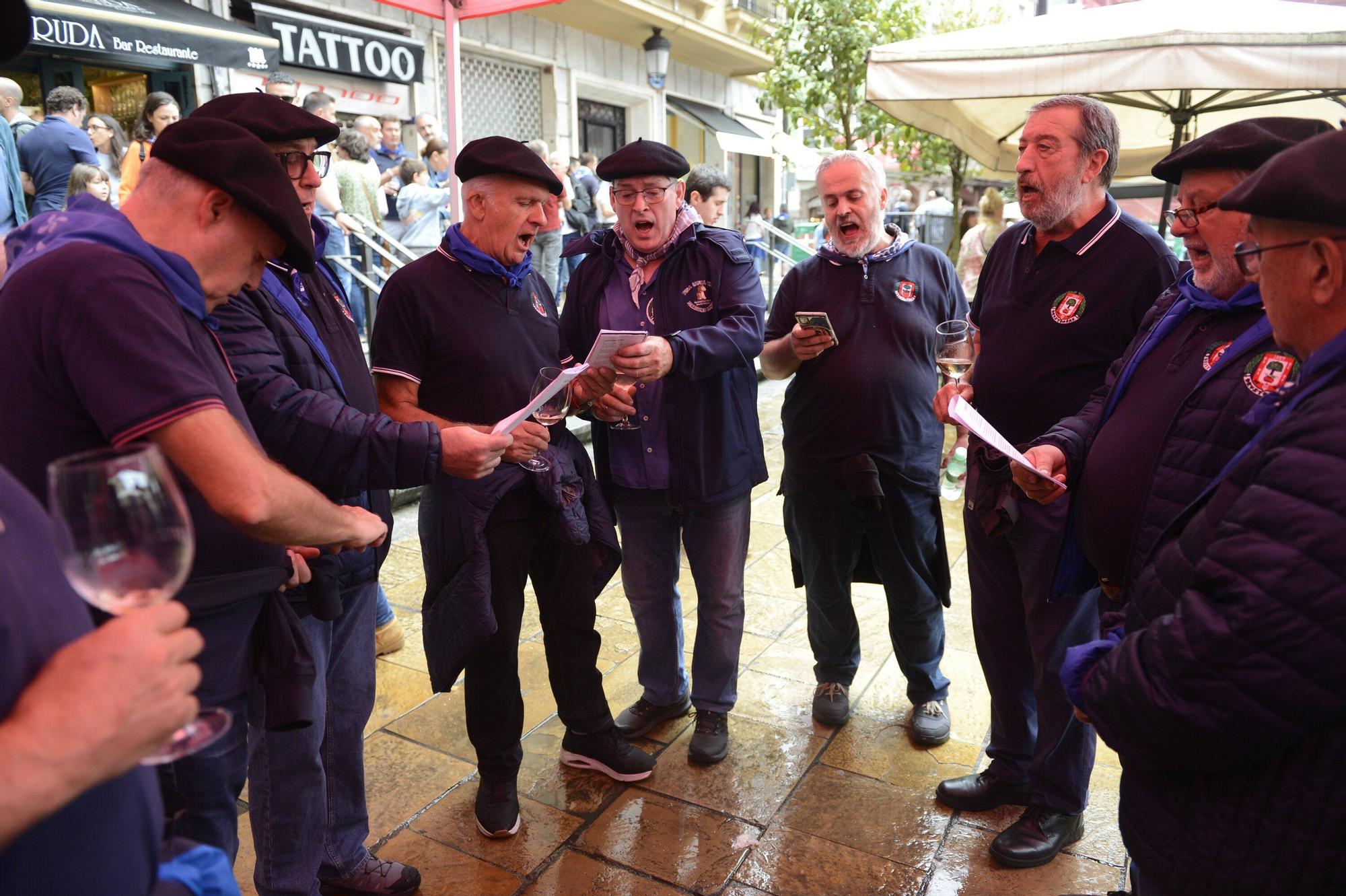 En imágenes: El tradicional Txikiteo Nagusia reúne a una treintena de actores y actrices