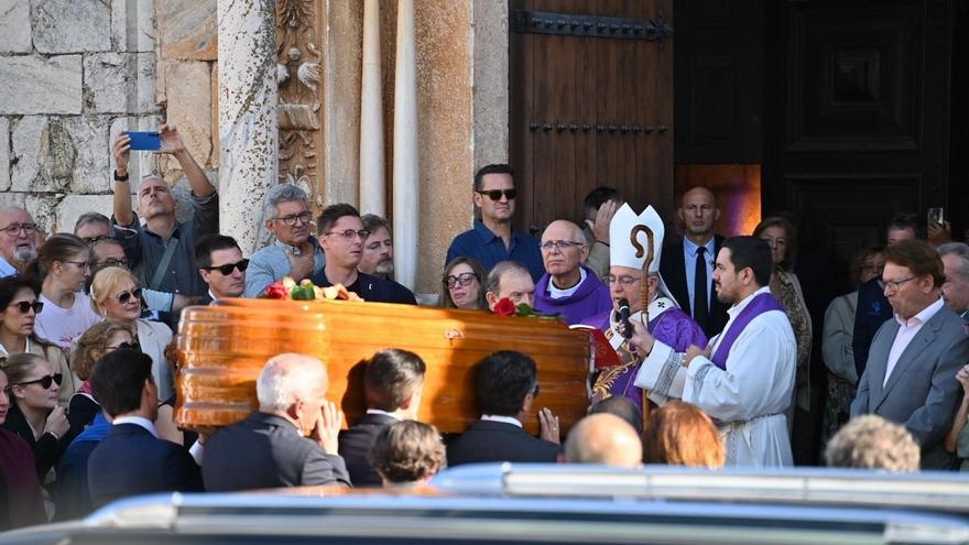 Multitudinaria despedida a Fernández Vara en un funeral inundado de aplausos y emoción