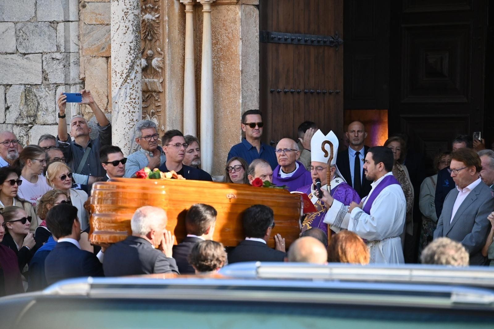 Multitudinaria despedida a Fernández Vara