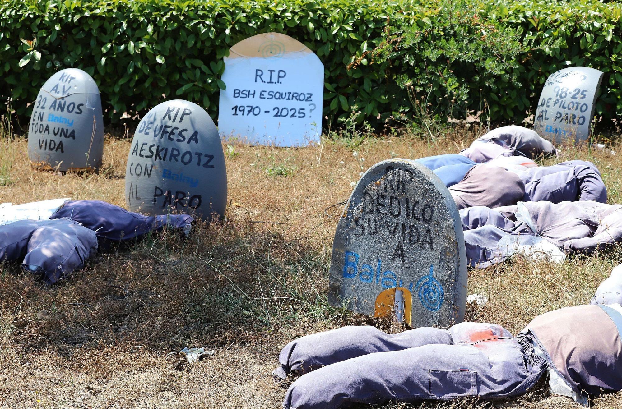 Trabajadores de BSH Esquíroz, antes de la asamblea en la que se ha presentado el preacuerdo