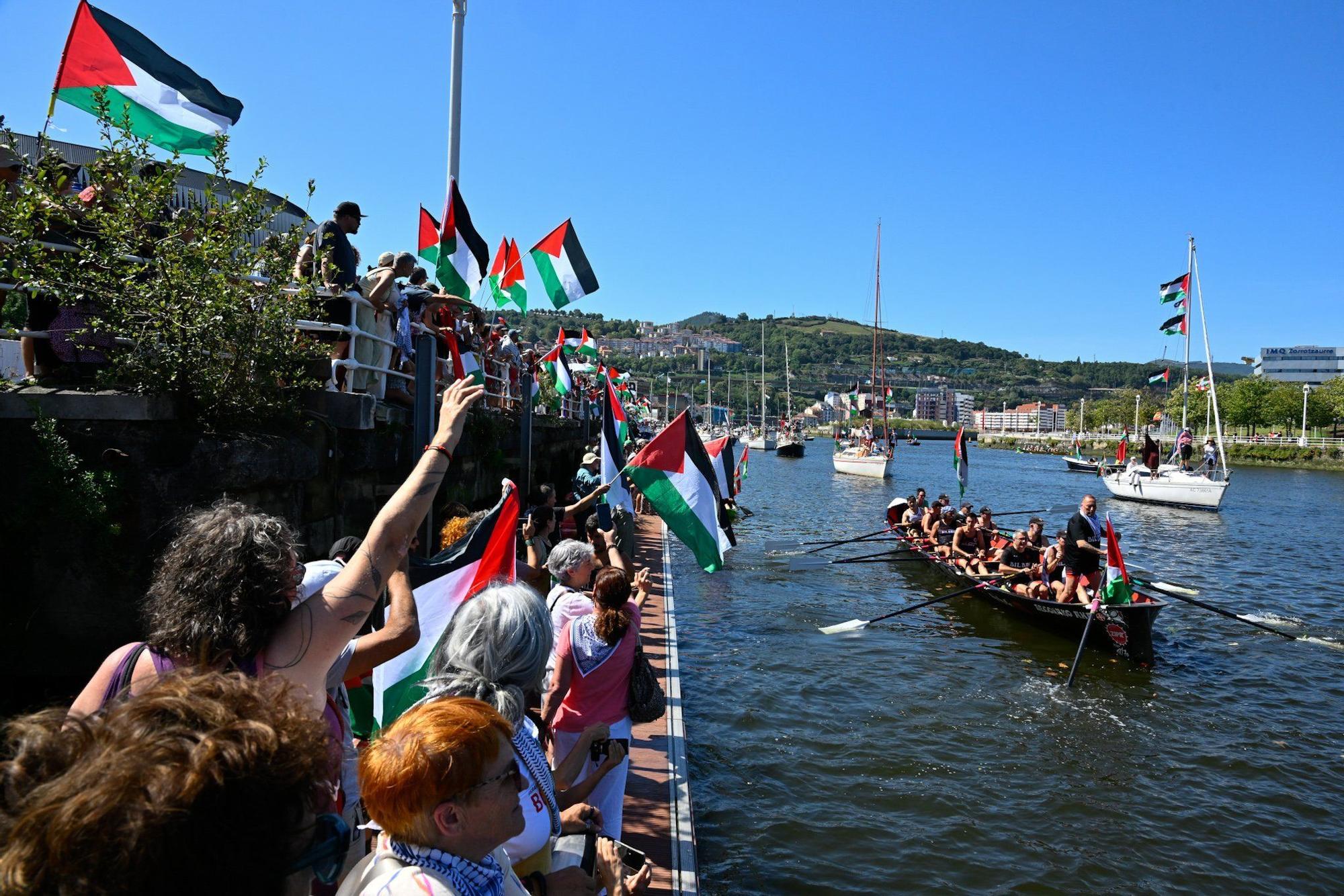 En imágenes: marcha marítima por la ría en solidaridad con Palestina desde Santurtzi