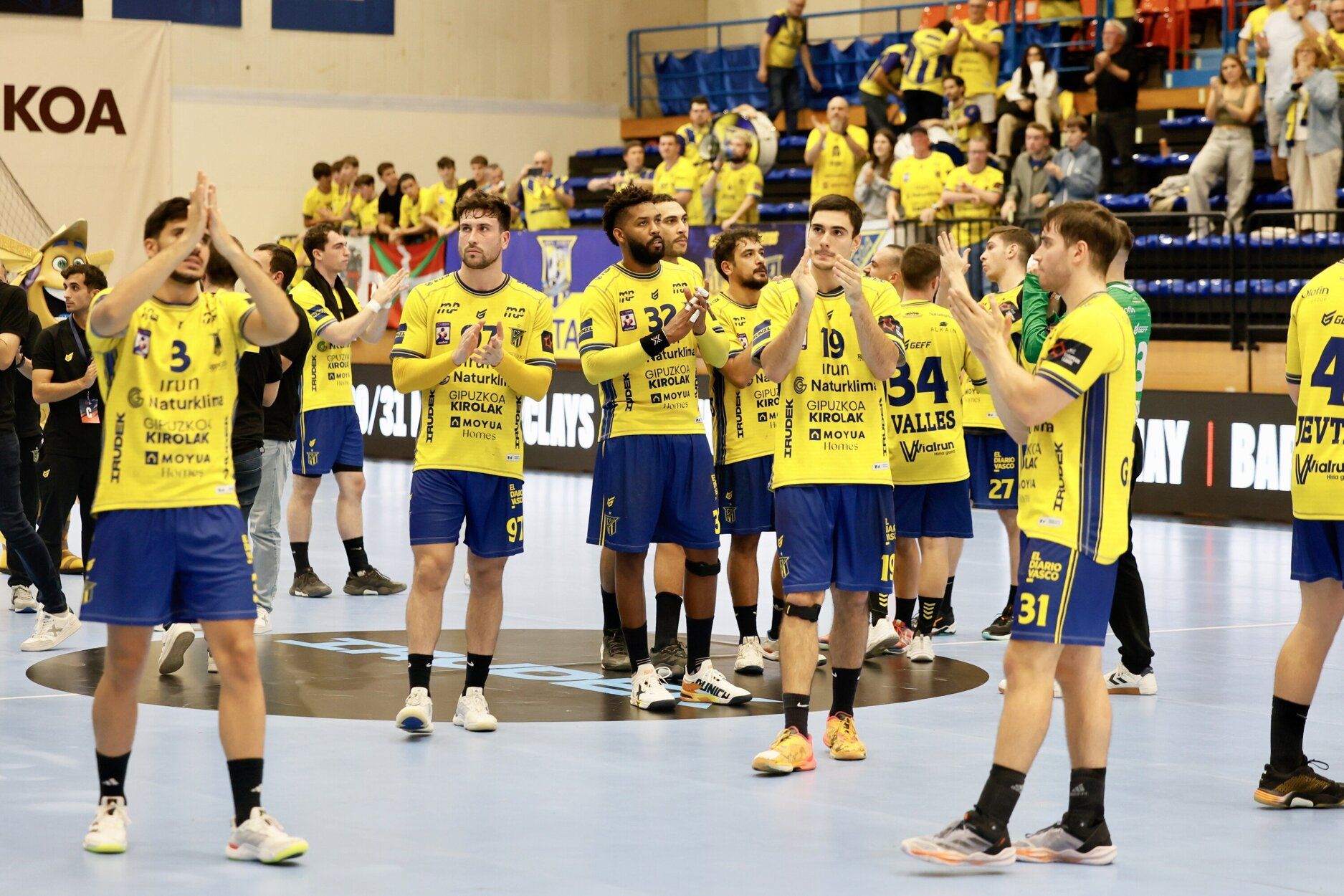 Los jugadores del Irudek Bidasoa Irun, tras el partido ante el Flensburg alemán