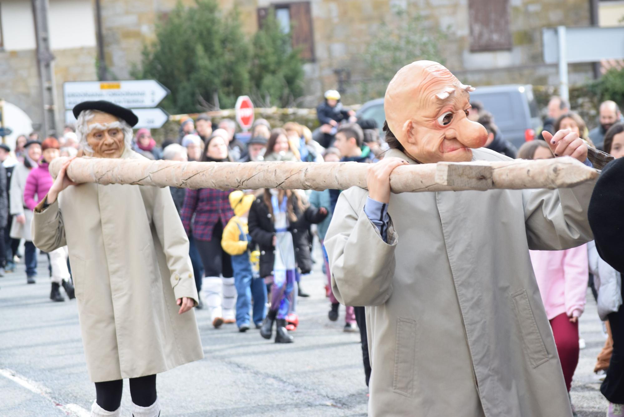 Dos mozos, ataviados con caretas y pelucas de viejo y gabardina, portaban el palo donde se ha empalado a Markitos en Zalduondo