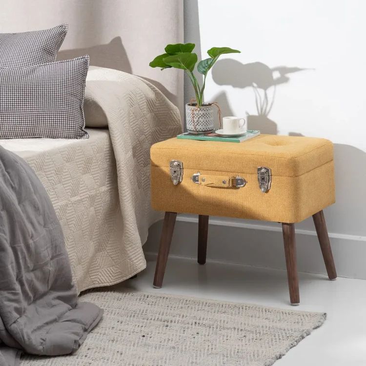 Esta maleta vintage convertida en mesilla cobra una nueva vida como objeto decorativo.