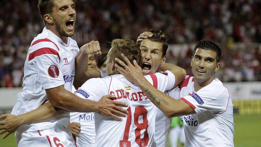 Los jugadores del Sevilla celebran su primer gol ante el Feyenoord, marcado por el centrocampista polaco Grzegorz Krychowiak (2d).
